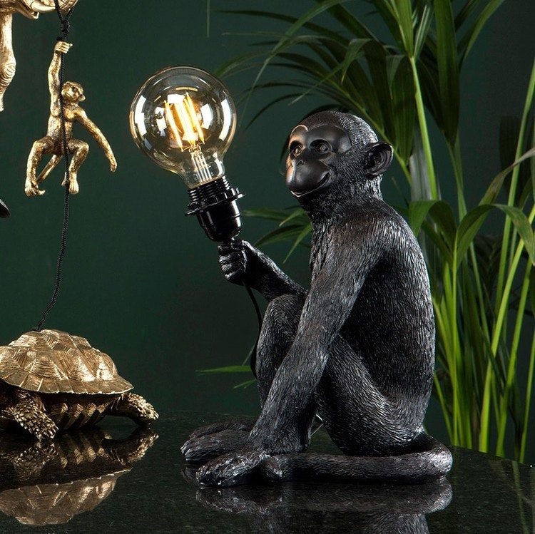 Lampa Apa svart A LOT Anilla.se Lampa Apa mot vägg svart A LOT Anilla.se