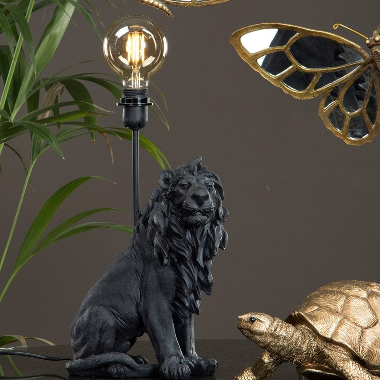 Lampa Lejon svart A LOT Anilla.se Lampa Apa mot vägg svart A LOT Anilla.se