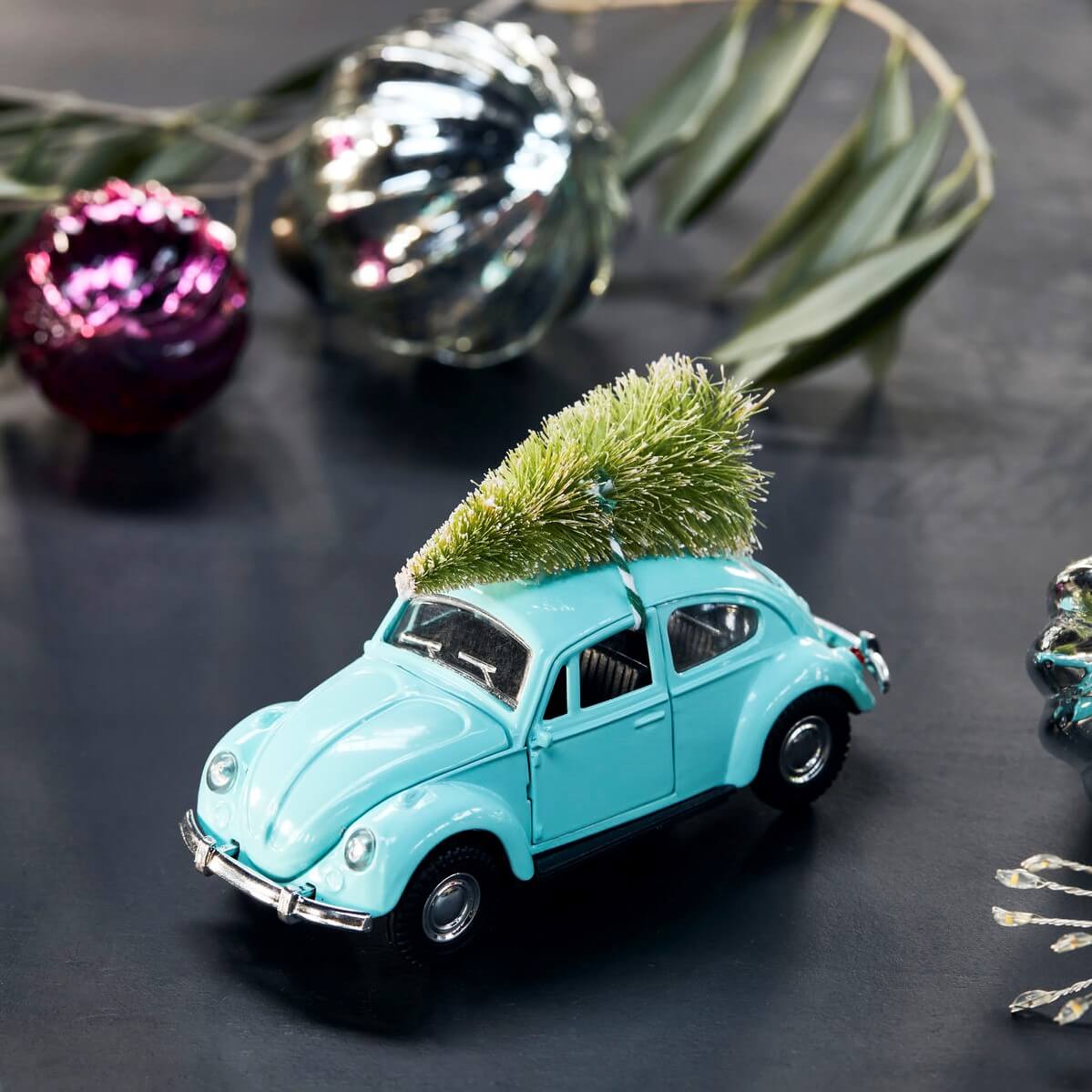House Doctors xmas car har blivit en populär julklassiker. En vacker julbil som är så cool. En klassisk prydnad med en modern twist tack vare den blå färgen. Bilen är tänkt att illustrera glädjen och 