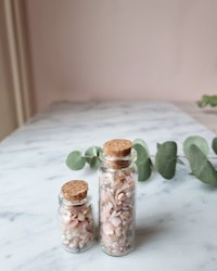 Glasflaska med kristallchips, rosa opal