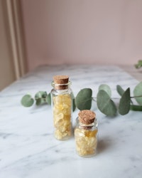 Glasflaska med kristallchips, Citrin