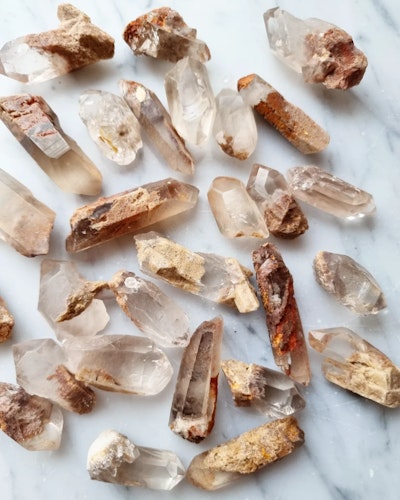 Bergkristallspetsar (naturliga) med inneslutningar (Lodolit)