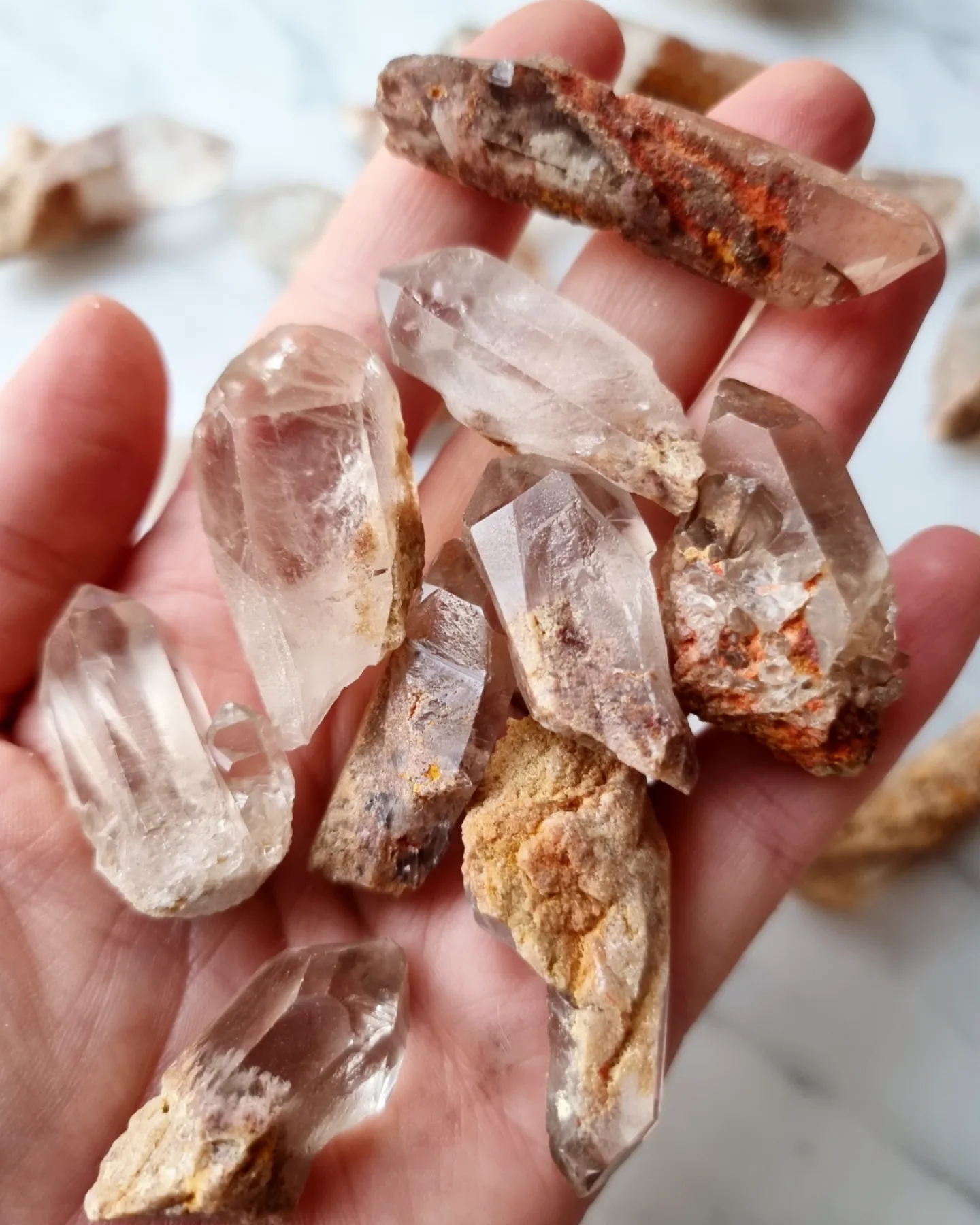 Bergkristallspetsar (naturliga) med inneslutningar (Lodolit)