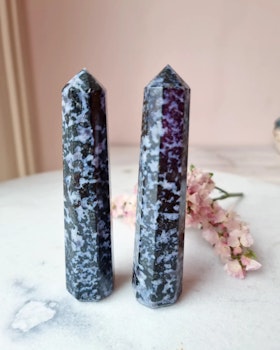 Indigo Gabbro, polerad spets/obelisk