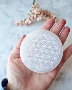 Selenitplatta, med gravyr rund flower of life, nr2