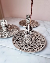Rökelsehållare metall, rund silver med Ganesha