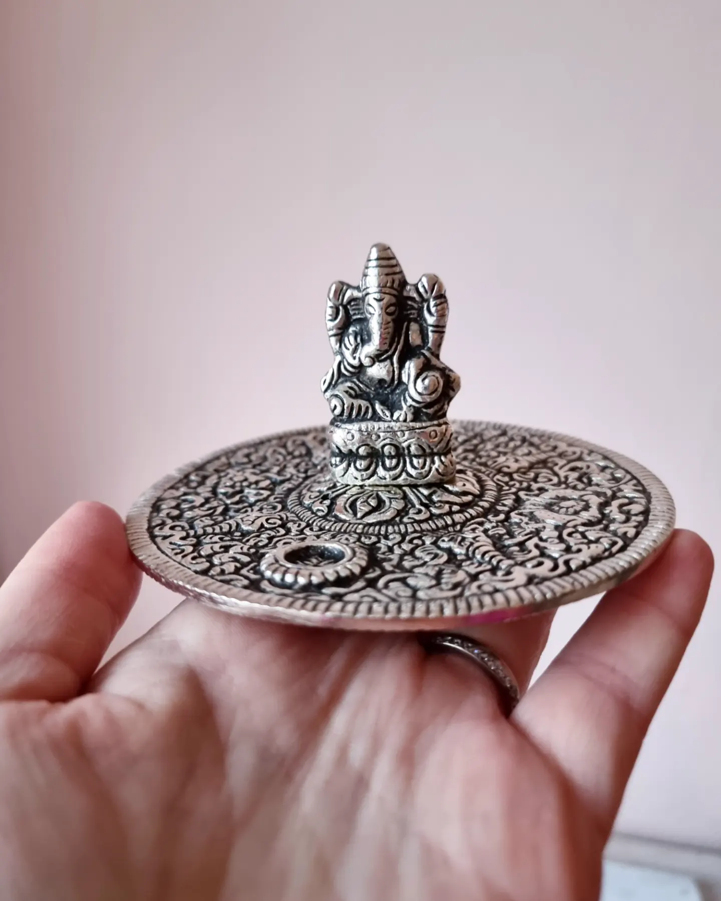 Rökelsehållare metall, rund silver med Ganesha