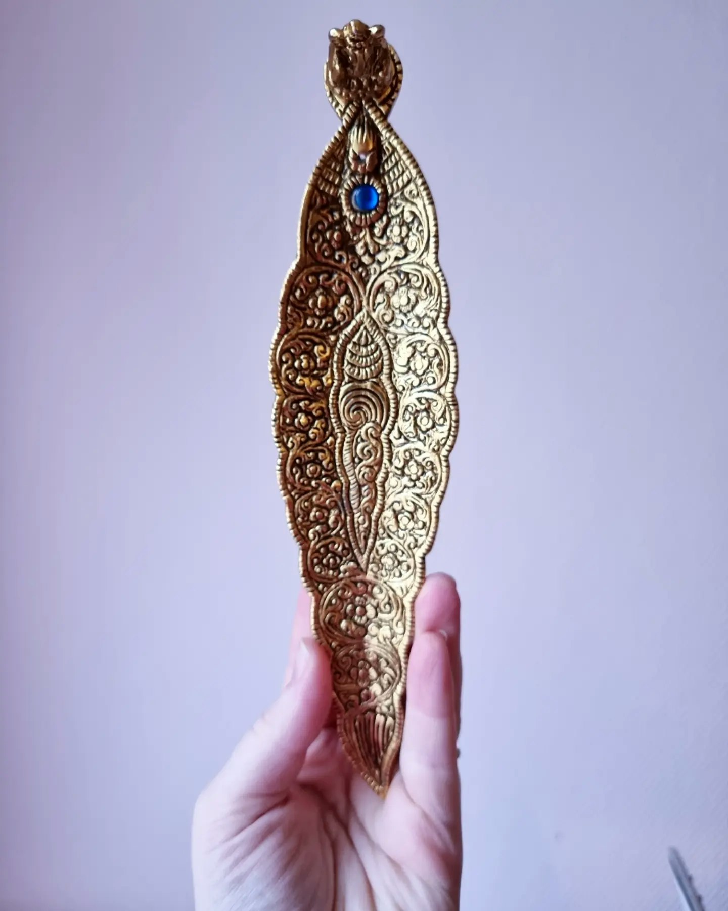 Rökelsehållare oval, metall guld med Ganesha