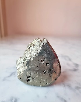 Pyrit, delvis polerad fri form/bit, B