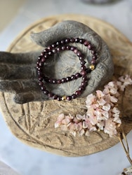 Armband granat 6mm med gulddetalj
