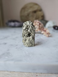 Pyrit, delvis polerad fri form/bit, I