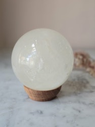 Vit kalcit, klot, nr 1 ca 10cm i diameter