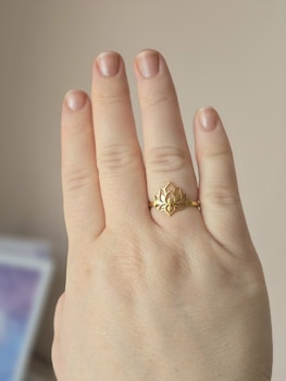 Ring med liten lotus, guldpläterat 304 rostfritt stål