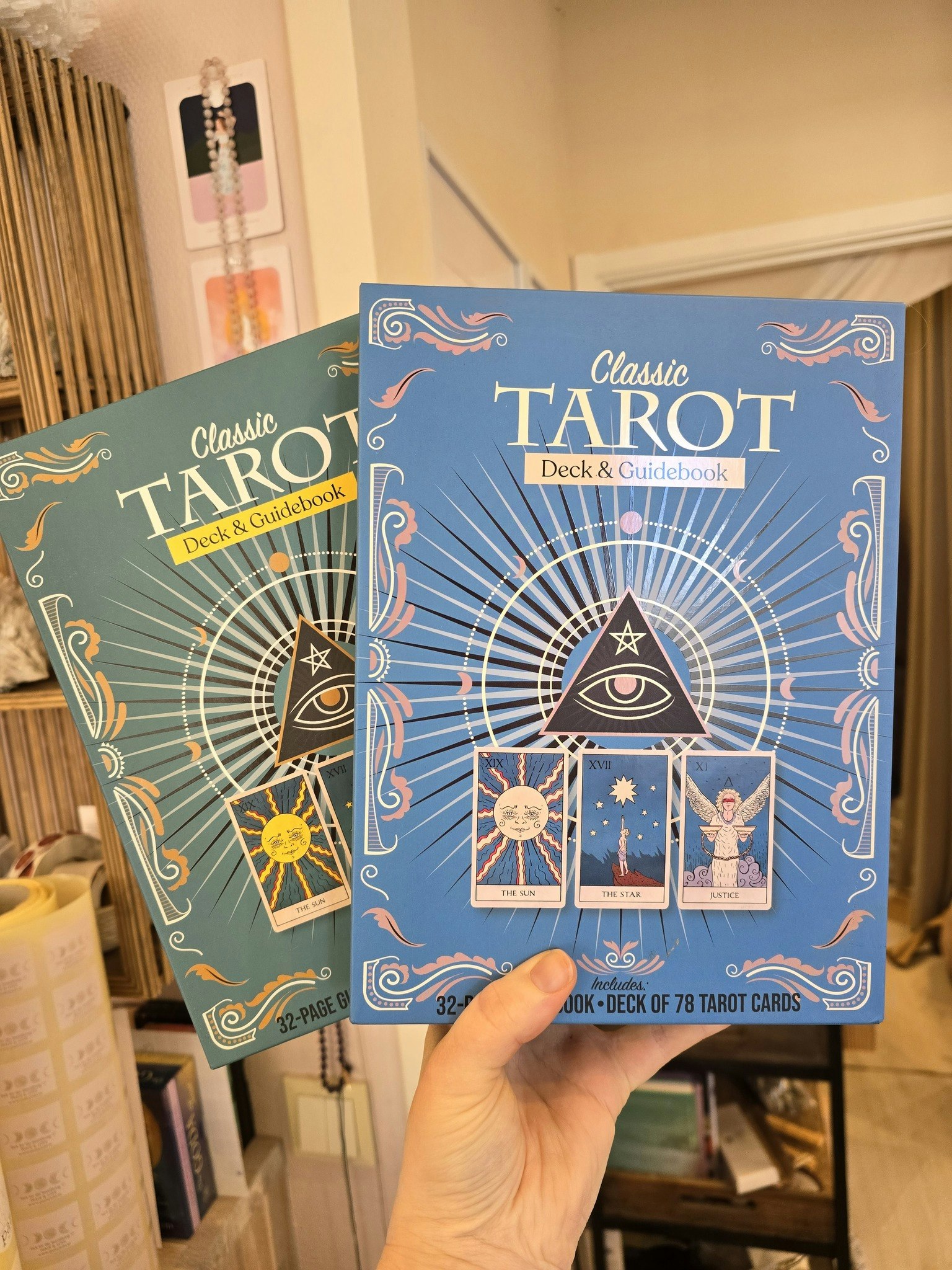 Classic tarot deck & guidebook