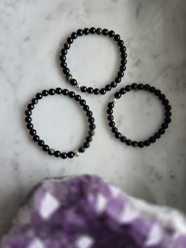 Armband, svart obsidian med äkta silverpärla.