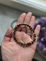 Armband i tigeröga med detalj i 18K guld.
