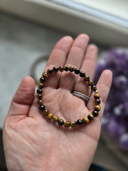 Armband i tigeröga med detalj i 18K guld.