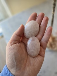 Ljus rosenkvarts, liten handsten