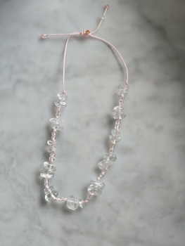 Fotlänk, bergkristall & glas, rosa band