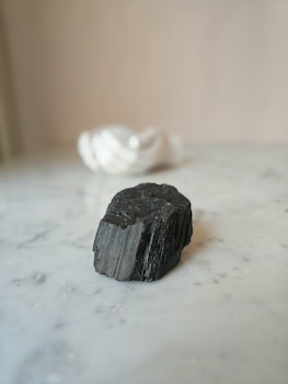 Rå svart turmalin, ca 190gram [A]