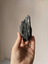 Rå svart turmalin, ca 170 gram [B]