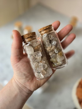 Rutilkvarts i stor glasburk [ca 8x3cm]