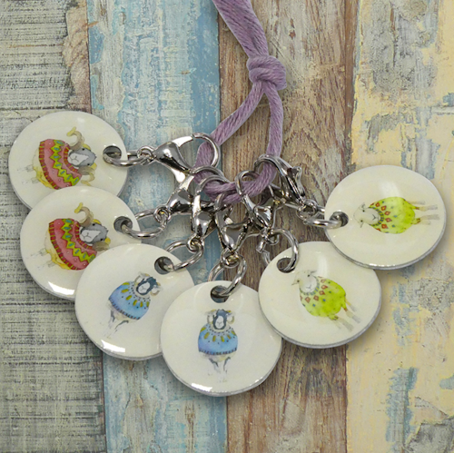 SHEEP IN SWEATERS CROCHET STITCH MARKERS (SET OF 6) (MARKÖRER)