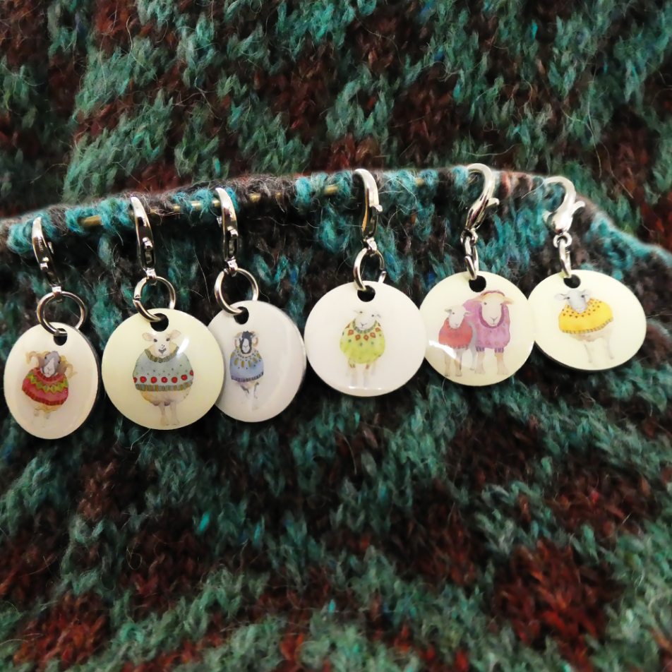 SHEEP IN SWEATERS CROCHET STITCH MARKERS IN A POCKET TIN (MARKÖRER+ASK)
