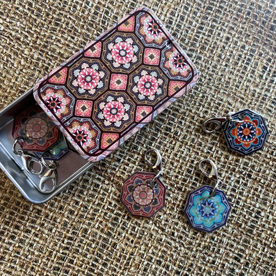 PERSIAN TILES CROCHET STITCH MARKERS IN A TIN(SET OF 6) – JANIE CROW (MARKÖRER+ASK)