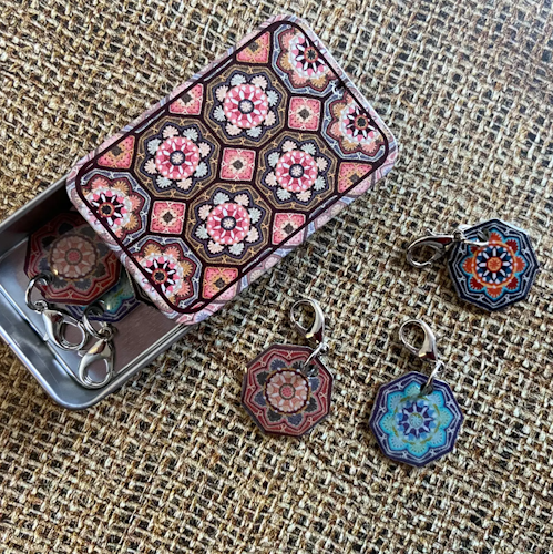 PERSIAN TILES CROCHET STITCH MARKERS IN A TIN(SET OF 6) – JANIE CROW (MARKÖRER+ASK)