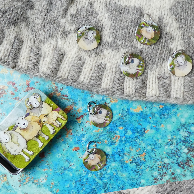 FELTED SHEEP STITCH MARKERS IN A POCKET TIN (MARKÖRER+ASK)