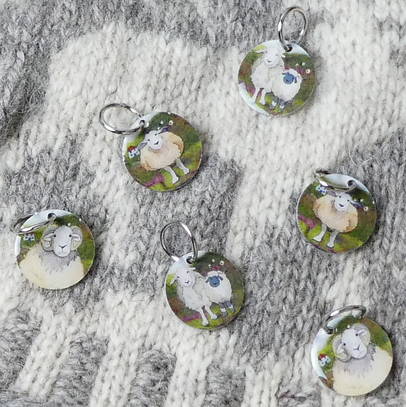 FELTED SHEEP STITCH MARKERS IN A POCKET TIN (MARKÖRER+ASK)