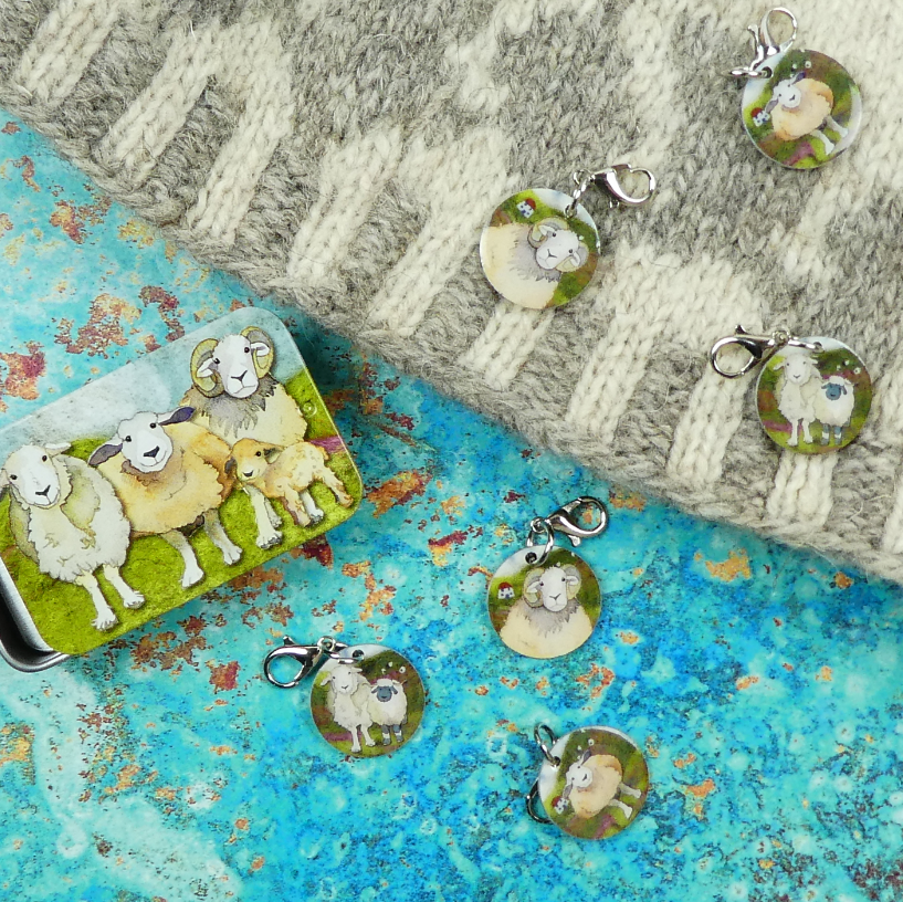 FELTED SHEEP CROCHET STITCH MARKERS IN A POCKET TIN (MARKÖRER+ASK)