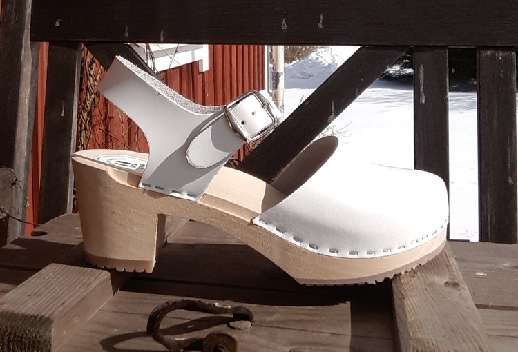 Iris, sandal i vitt läder med hög klack 7 cm. - Kardemumma Clogs  Träskotillverkning