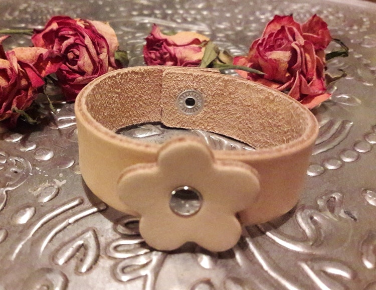 Läderarmband med blomma