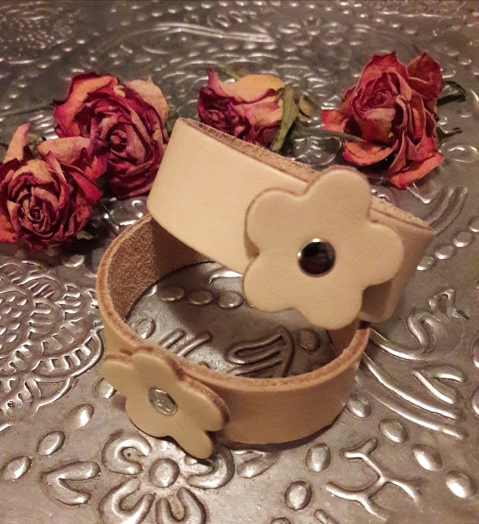 Läderarmband med blomma