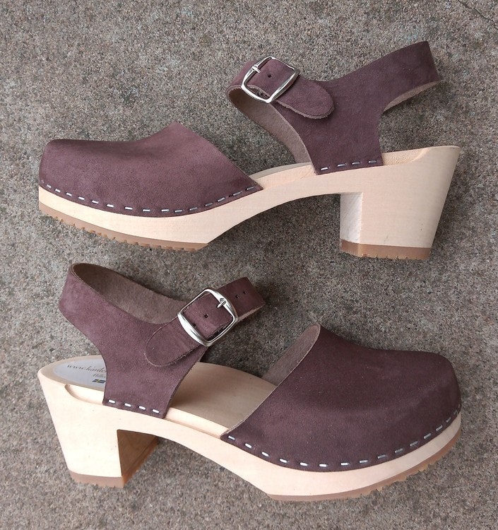 IRIS SANDAL I BRUN NUBUCK & HÖG KLACK