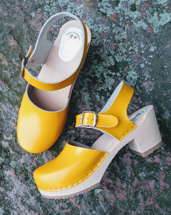Iris, sandal i gult läder