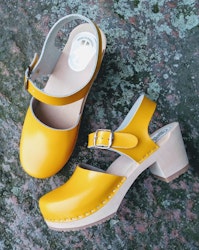 Iris, sandal i gult läder
