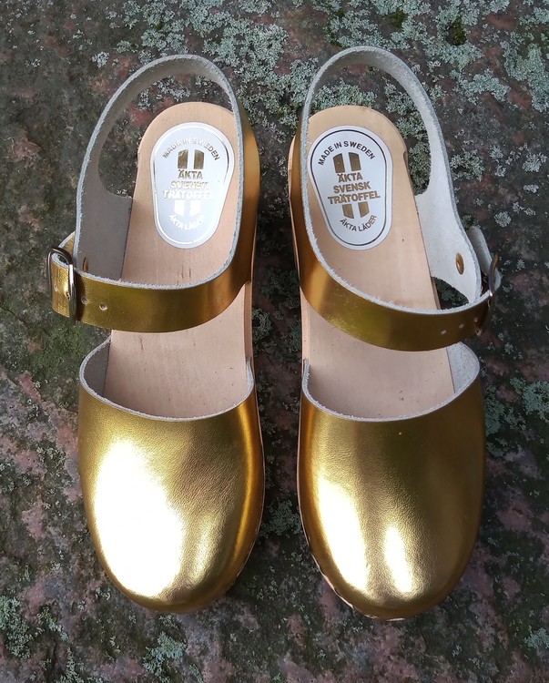 Iris ,sandal med läder i guld