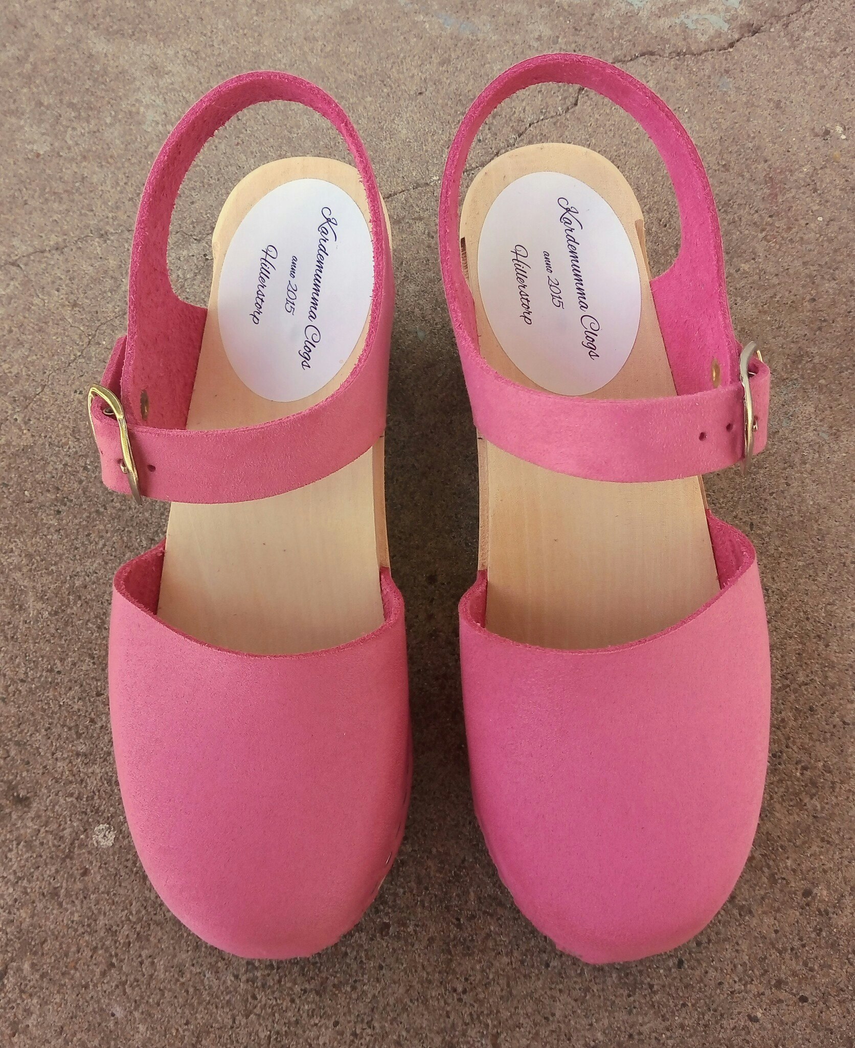 Iris, sandal i rosa "nubuck" ca 7cm hög klack - Kardemumma Clogs  Träskotillverkning
