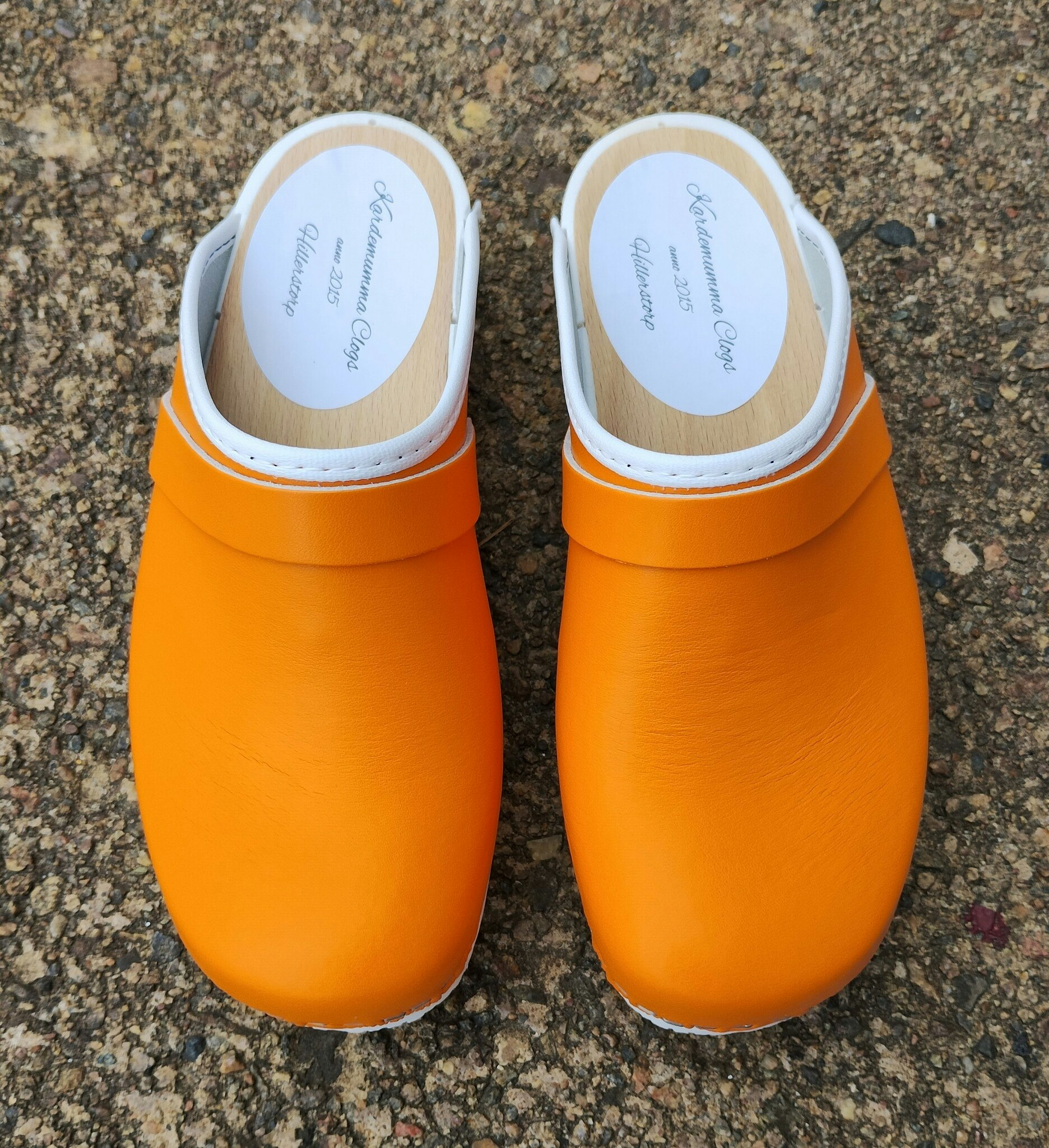 Ulla, vit botten med orange läder, vristrem