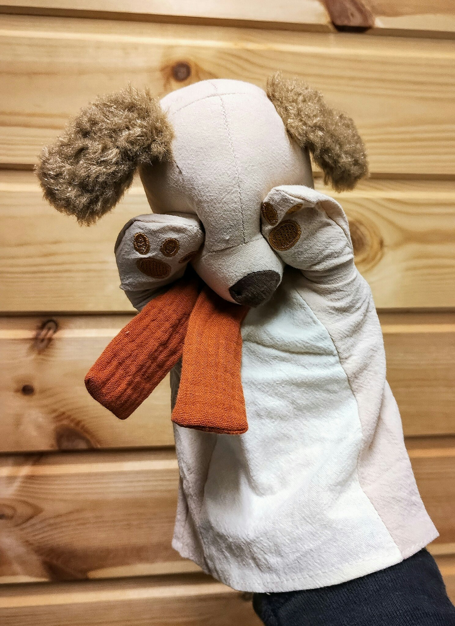 Handdocka i tyg, föreställande en hund.
