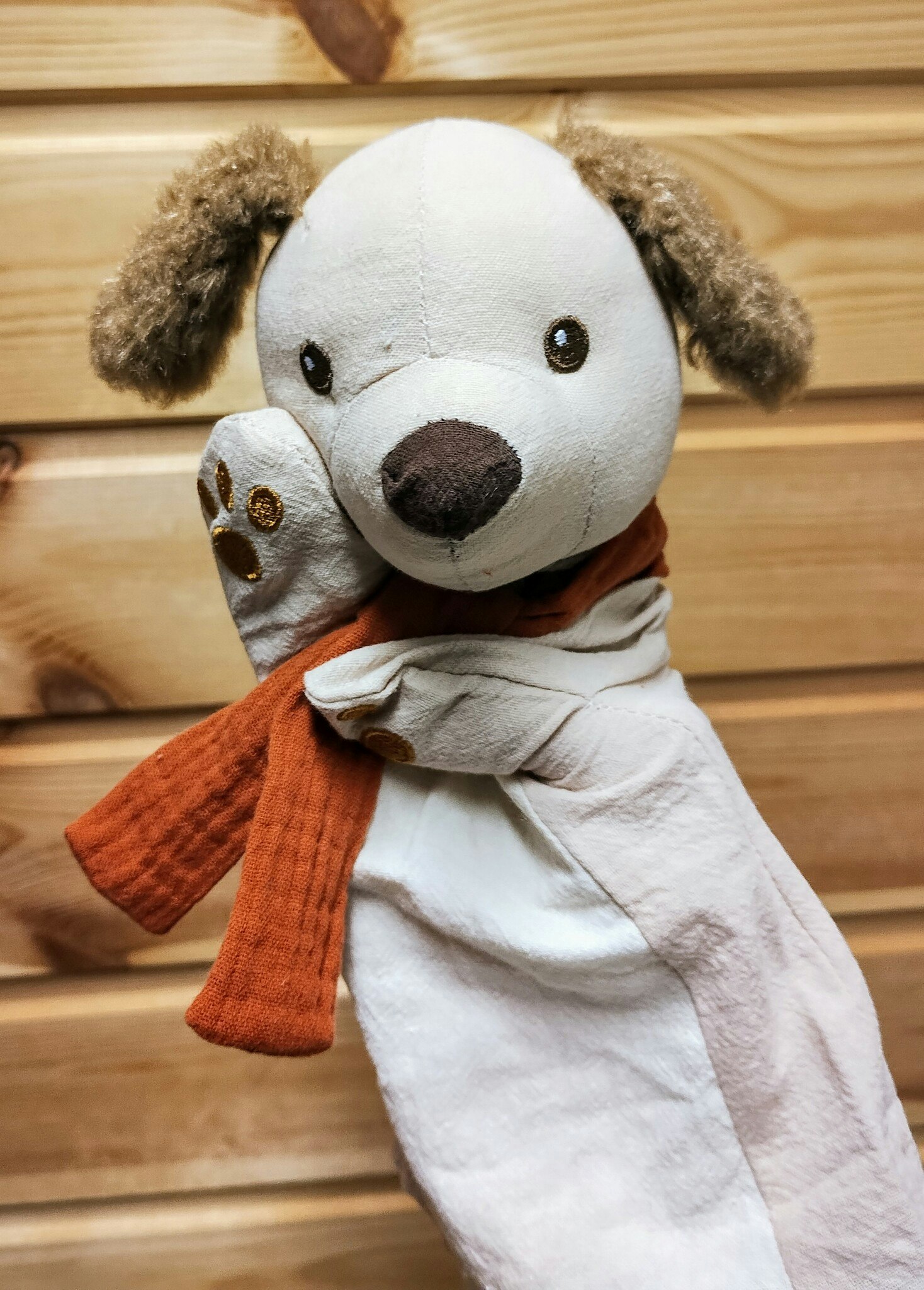 Handdocka i tyg, föreställande en hund.