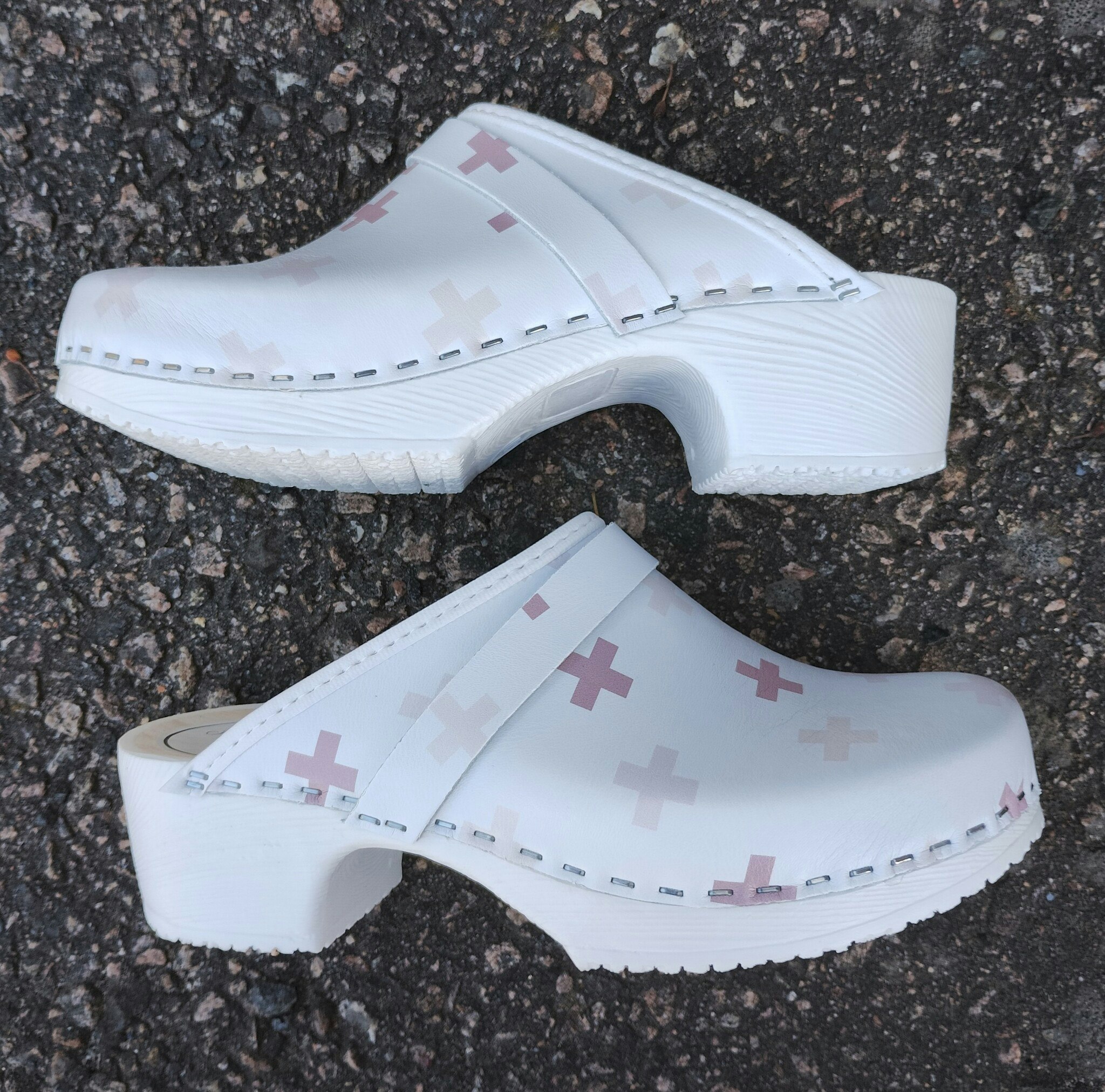 Ulla, mjuk botten och vitt läder med rosa kryss