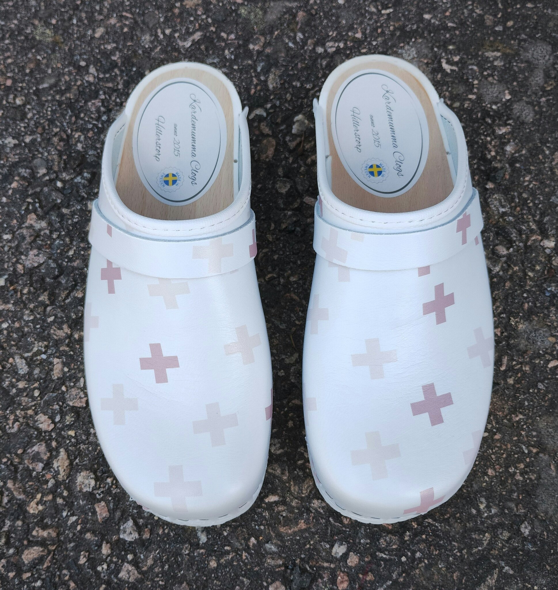 Ulla, mjuk botten och vitt läder med rosa kryss