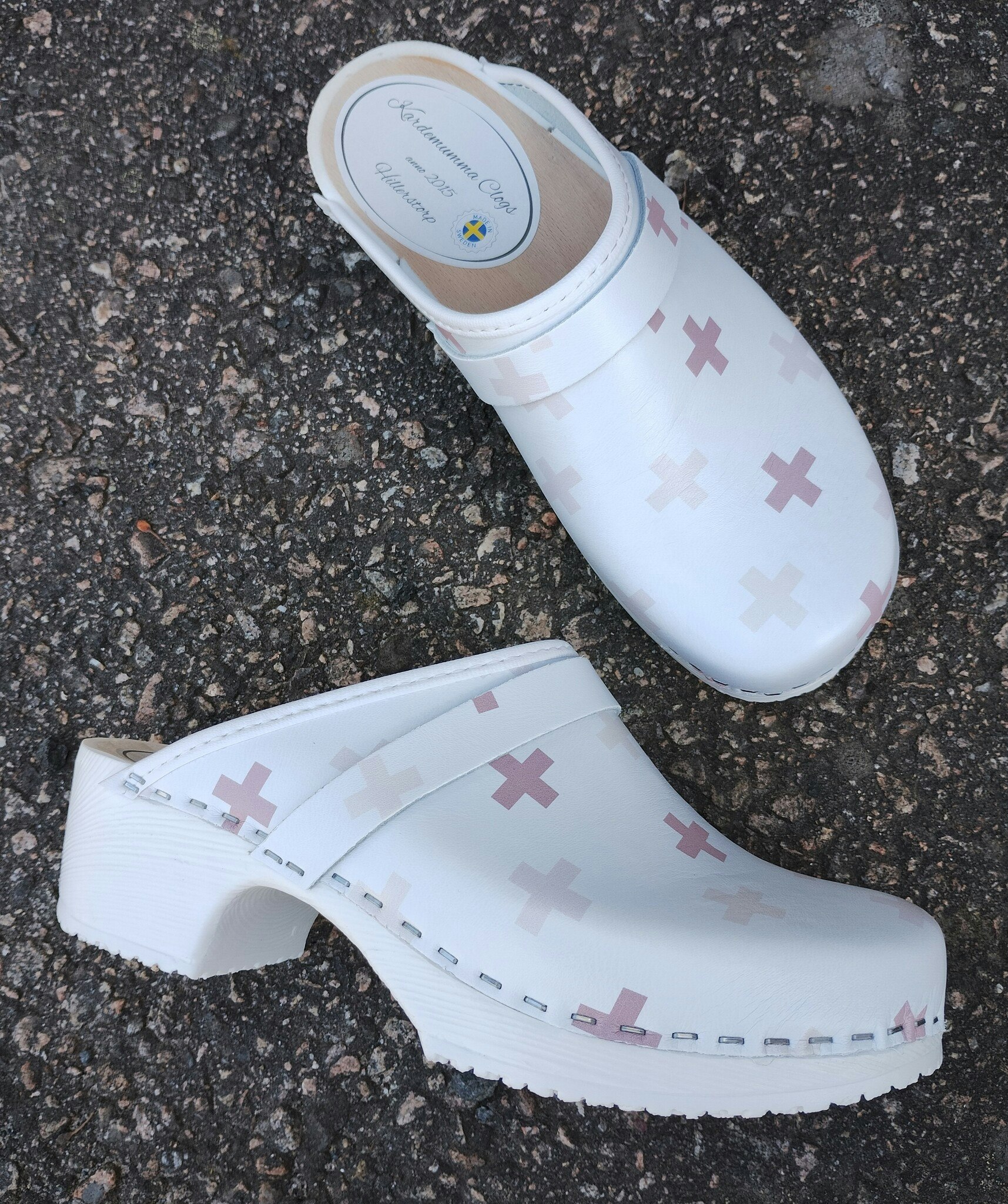 Ulla, mjuk botten och vitt läder med rosa kryss