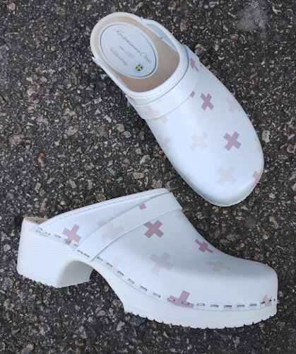 Ulla, mjuk botten och vitt läder med rosa kryss