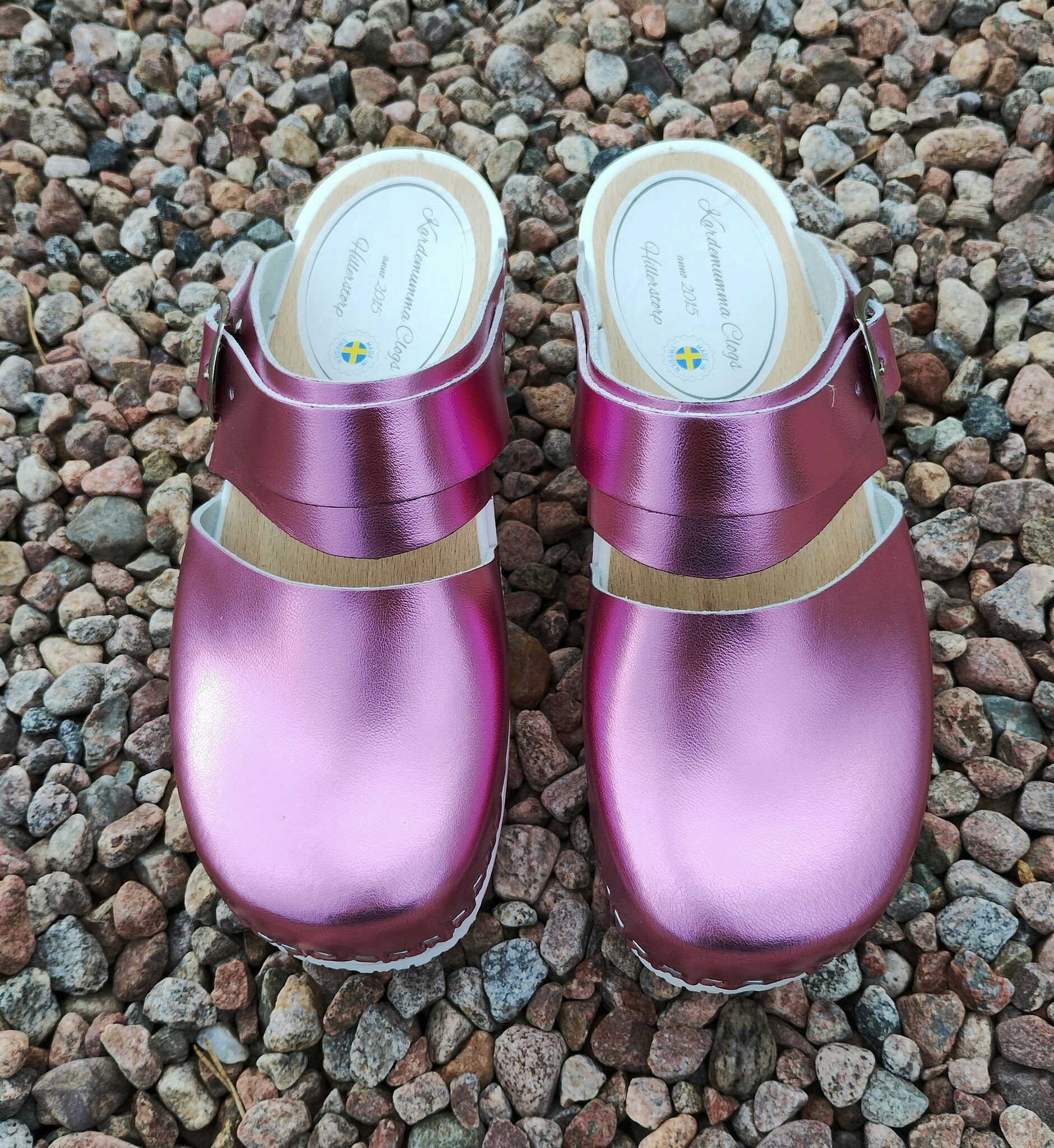 Ellen mjuktoffel med bakrem vit botten rosa metallic