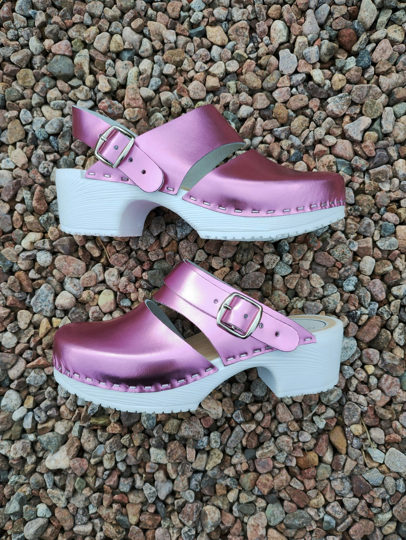 Ellen mjuktoffel med bakrem vit botten rosa metallic